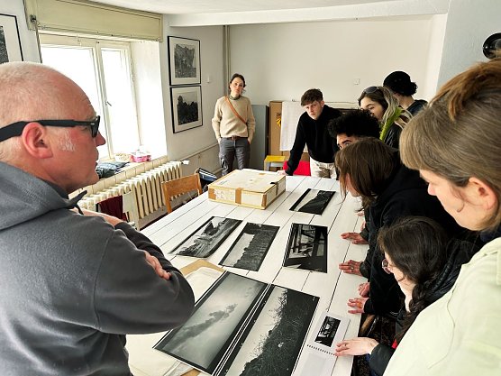 Wieland Krause bei der Besprechung seiner fr&uuml;heren Arbeit SPUREN_Mansfeldprojekt, 1993 (Foto: Werkleitz)