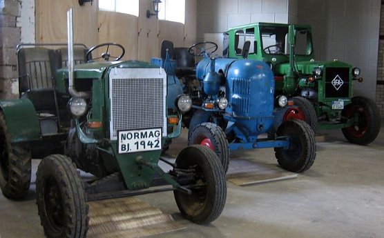 Traktoren und Schlepper im Heringer Schloss (Foto: U. Hoffmann)