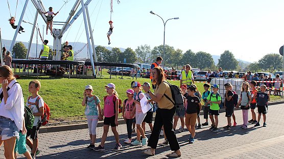 Der Einzug der kleinen Festteilnehmer heute Morgen mit langen Schlangen bei der Begr&uuml;&szlig;ung  (Foto: oas)