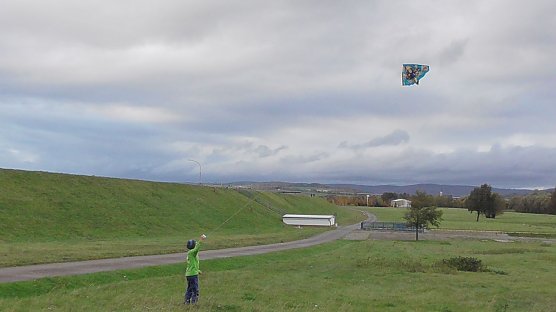 Drache &uuml;ber dem Stausee (Foto: Ulrich Reinboth)