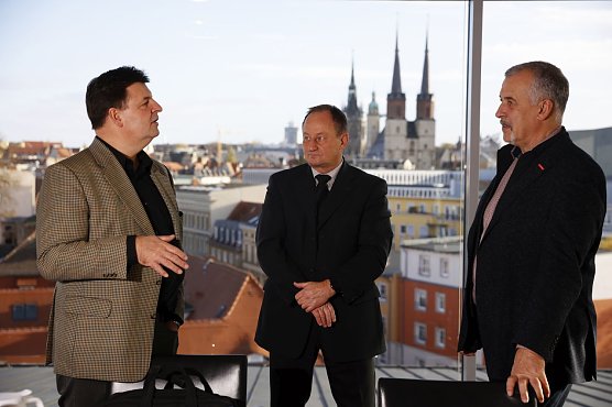 Bildunterschrift: (v.l.n.r.) IHK-Hauptgesch&auml;ftsf&uuml;hrer Prof. Dr. Thomas Brockmeier, IHK-Pr&auml;sident Steffen Keitel im Gespr&auml;ch mit Thomas Keindorf, Pr&auml;sident der Handwerkskammer Halle (Saale) (Foto: IHK Halle-Dessau/Uwe K&ouml;hn)