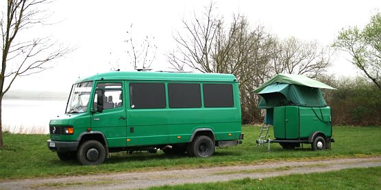 Mit zwei Unikaten am Stausee (Foto: Ulrich Reinboth)