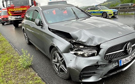 Ramponierter Mercedes bei S&auml;ttelst&auml;dt heute Vormittag (Foto: Autobahnpolizei)