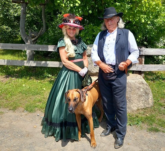 Marina H&ouml;xtermann, Ronald Wicke und Hund Asani beim Oldstyle Weekend in Pullman City  (Foto: H&ouml;xter/ Wicke)