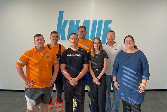 v.l.n.r. Leon Schubbert, Oliver Kleemann (Ausbilder), Maximilian Grune, Robert Eckermann (Ausbilder), Lilly Sophie Heilek, Marcus Struve (Ausbilder), Katrin Elbe (Ausbilderin) (Foto: Knauf)