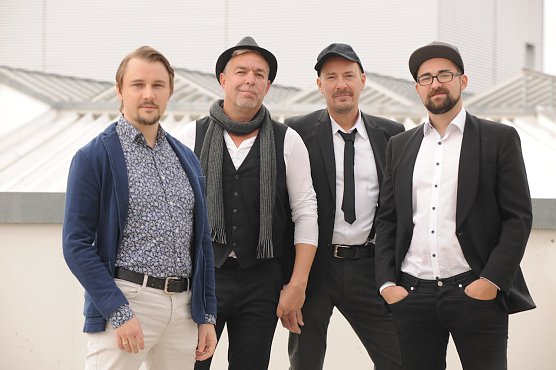 FRANZ KARAFKA haben sich schon mal auf dem Parkdeck aufgestellt und erwarten vorfreudig ihre G&auml;ste  (Foto: Andreas Hillmann)