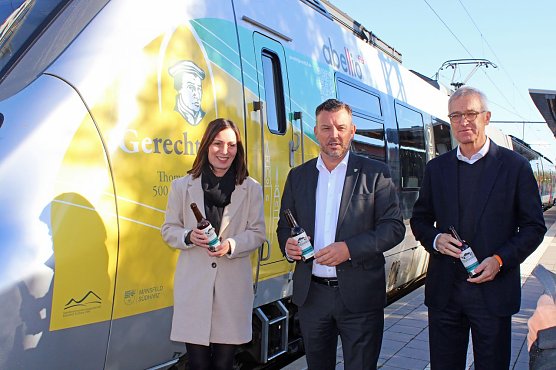 &Uuml;bergabe des Zugs (v.l.n.r. Uwe Gajowski, Andr&eacute; Schr&ouml;der, Diana zur Horst-Schuster, Rolf Schafferath), Taufe des Zuges (v.l.n.r. Diana zur Horst Schuster, Andr&eacute; Schr&ouml;der, Rolf Schafferath), zweiter Triebkopf (Foto: SEG)