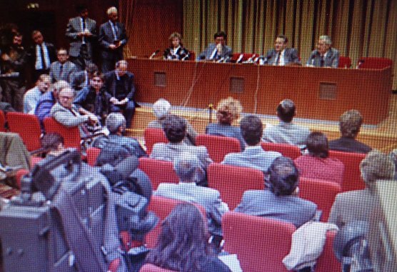 Der entscheidende Moment im Bild. Schabowski: "Sofort, unverz&uuml;glich!" (Foto: HG Backhaus)