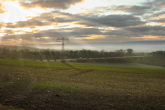 Schern bei Wipperdorf mit Blickrichtung zum Kyffhäuser. (Foto: D. Sakhrouf) Schern bei Wipperdorf mit Blickrichtung zum Kyffhäuser. (Foto: D. Sakhrouf)