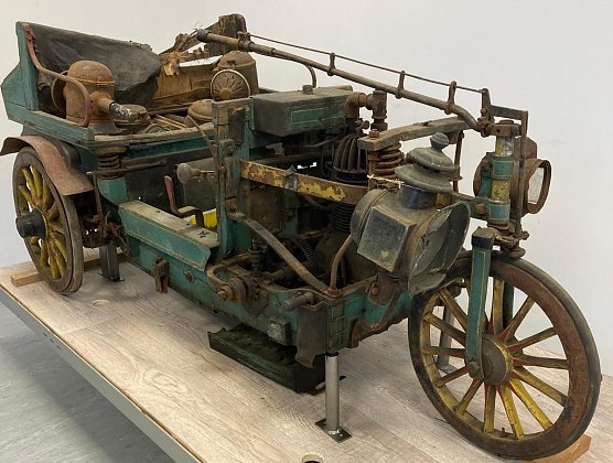 Das historische Motor-Dreirad darf bedingt durch sein Alter nur konserviert und nicht restauriert werden (Foto: H.Rein)