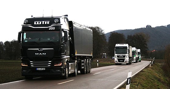 Die Ernte wurde mit mehreren Lkw abgefahren (Foto: Ulrich Reinboth)