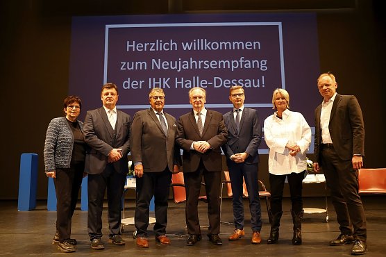 Die Akteure des IHK-Neujahrsempfangs 2025: Moderatorin Dr. Ursula Weidenfeld, IHK-Hauptgesch&auml;ftsf&uuml;hrer Prof. Dr. Thomas Brockmeier, Gastredner Sigmar Gabriel, Ministerpr&auml;sident Dr. Reiner Haseloff, IHK-Pr&auml;sident Sascha Gl&auml;&szlig;er, Podiumsteilnehmerin Susanne Gaschke sowie Podiumsteilnehmer Prof. Dr. Dr. h.c. Clemens Fuest (v. l. n. r.). (Foto: IHK Halle-Dessau,  Uwe K&ouml;hn )