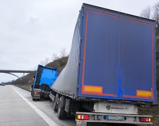 Schwerer Fall von Alkoholgef&auml;hrdung: Biertransporter ger&auml;t ins Wanken (Foto: Bundespolizei)