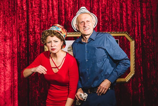 Rosenkrieg und Bettgeflüster (Foto: AndersweltTheater) Rosenkrieg und Bettgeflüster (Foto: AndersweltTheater)