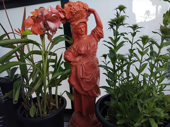 Statur auf einem Balkon (Foto: Inke Sander) Statur auf einem Balkon (Foto: Inke Sander)