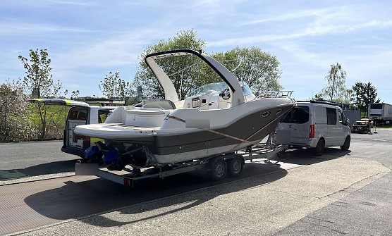 Ein Sportboot auf der Autobahn? (Foto: Autobahnpolizei) Ein Sportboot auf der Autobahn? (Foto: Autobahnpolizei)