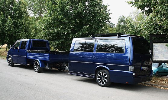 Wohnwagengespann am Stausee (Foto: Ulrich Reinboth)