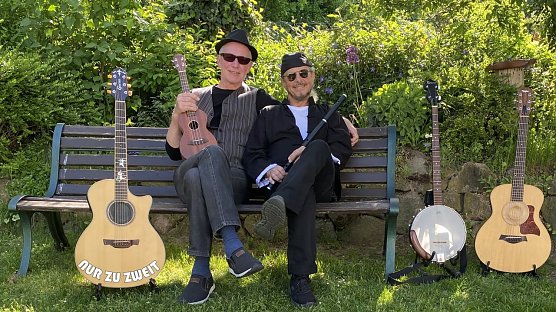 Die Acoustic � Band NUR ZU ZWEIT beschlie&szlig;t den diesj&auml;hrigen Reigen der beliebten Picknick-Konzerte im Europa-Rosarium Sangerhausen (Foto: Rosenstadt Sangerhausen)