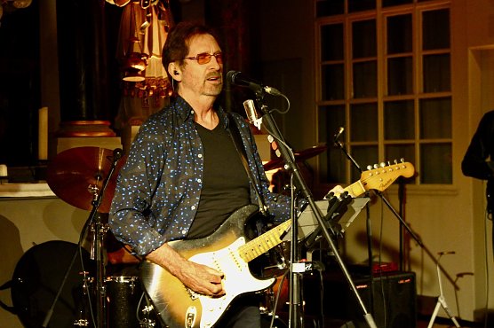 Optisch und musikalisch eine gelungene Hommage an den Meister: Cliff Stevens (Foto: Eva Maria Wiegand)