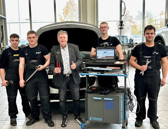 Die Autohaus Peter Gruppe l&auml;dt zum Tag der Ausbildung ein (Foto: AHP)