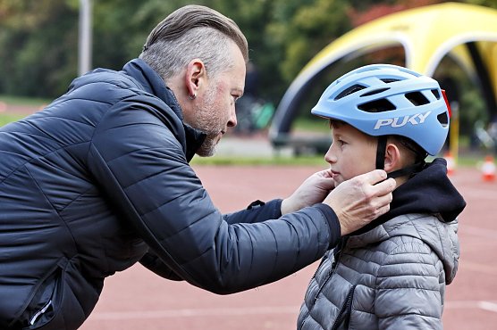 Ein Fahrradhelm sollte gut sitzen.  (Foto:  &copy;ADAC/Ralph Wagner)