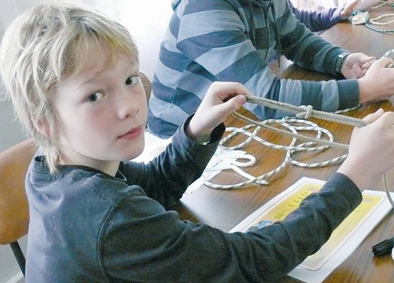 Hier zeigt uns Luca einen echten Seemannsknoten und er wei&szlig;, wof&uuml;r speziell man diesen verwendet.                         (Foto: Segelclub Kyffh&auml;user e.V.)