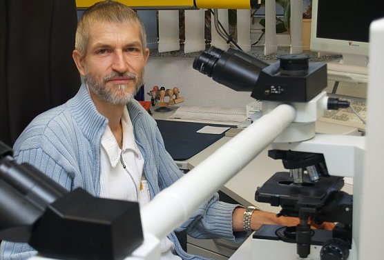 Dr. Holzwarth an seinem Arbeitsplatz (Foto: SHK) Dr. Holzwarth an seinem Arbeitsplatz (Foto: SHK)