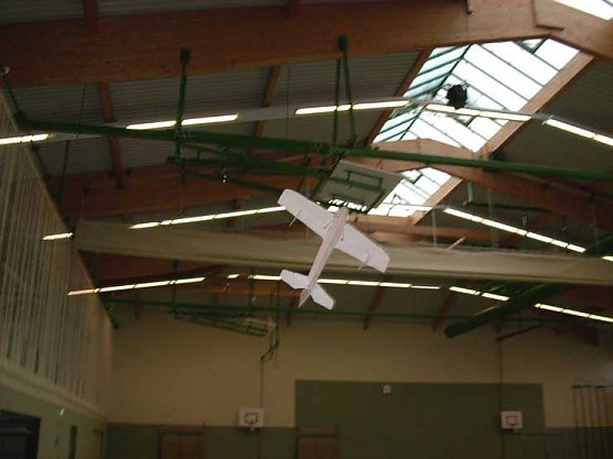 Indoor-Modellflugzeug in der Dreifelderhalle Sondershausen (Foto: Karl-Heinz Herrmann) Indoor-Modellflugzeug in der Dreifelderhalle Sondershausen (Foto: Karl-Heinz Herrmann)