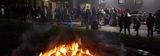 Bild: Das Feuer war am Abklingen, die Partyg&auml;ste zogen sich langsam dorthin zur&uuml;ck, wo die Musik spielte. 