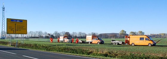 Bild: Ackerfahrzeuge. Die Letzten im alten und die Ersten im neuen Jahr, die auf dem Feld zu tun haben, sind die M&auml;nner der Stra&szlig;enmeisterei, welche die Schneez&auml;une setzen.