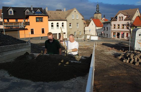 Bild: Philipp Hartlepp und Manfred Becker gestalten in wesentlichen Teilen das Freigel&auml;nde am Obertor 4 in Hettstedt.