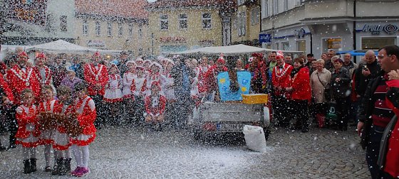 Bild: Nicht der erste Schnee in diesem Herbst, aber der lustigste: Wer getroffen wurde, sch&uuml;ttelte sich, als habe er Angst, er k&ouml;nne sich unterk&uuml;hlen.