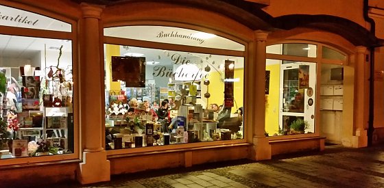 Bild: Anheimelnd wirkte die Buchhandlung "Die B&uuml;cherfee" heute Abend. Hier erlebten rund 40 Besucher die Autorin Helena Grass.