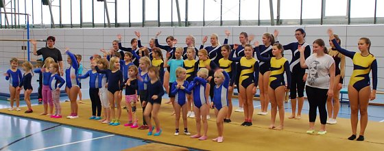 Bild: Nach einem kr&auml;ftezehrenden, aber fr&ouml;hlich stimmenden Vormittag verabschieden sich die Kinder und Jugendlichen der Hettstedter Turnabteilung des Sportvereins Blau Wei&szlig; vom Publikum.