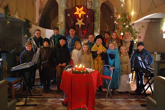 Bild: 16 Kinder und Jugendliche gestalteten unter Leitung von Renate R&uuml;diger das Krippenspiel in ihrer Kirche in Lengefeld.