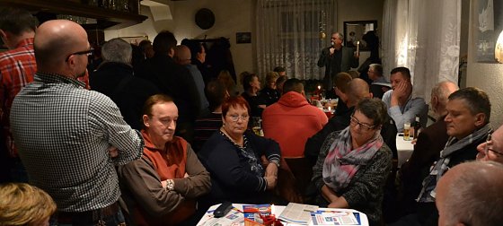 Bild: Zur ersten B&uuml;rgerversammlung der AfD in Sangerhausen kamen mehr als 100 Menschen. Die meisten von ihnen standen in einem angrenzenden Raum, blieben aber geduldig und interessiert bis zur letzten Minute.