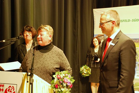 Bild: Eva-Maria Kotzur bedankt sich f&uuml;r die Laudatio, die der Leiter der Sparkasse Mansfeld-S&uuml;dharz, Hans Ulrich Weiss, auf sie gehalten hat.