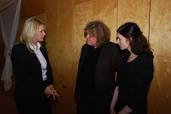 Bild: Wollen eine gute Zukunft f&uuml;r das Mansfeld-Museum Hettstedt absichern: Kurator Ralf W&uuml;rth und Veronika Mayer aus M&uuml;nchen, hier im Gespr&auml;ch mit Hettstedts Bauamtsleiterin Susanne L&ouml;bus (links).