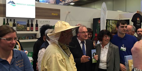 Bild: Landr&auml;tin Dr. Angelika Klein und Ministerpr&auml;sident Dr. Rainer Haseloff am Stand des Landkreises Mansfeld-S&uuml;dharz.