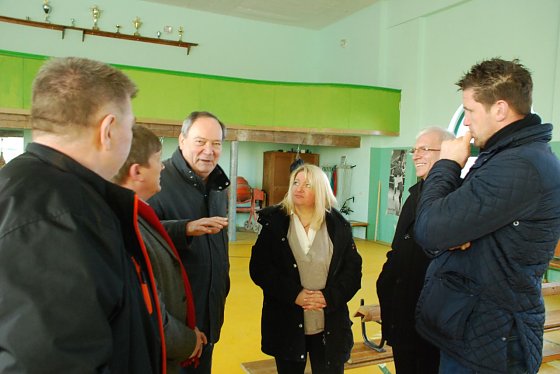 Bild: In Helbra im Gespr&auml;ch &uuml;ber alte und neue Zeiten (v. l.): Rainer Gerlach, Norbert Born, Alfred B&ouml;ttge, Katrin Sonderhoff, Norbert Bischoff und Timo Hoffmann.