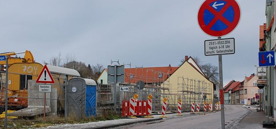 Bild: Es wird ab morgen eng auf dem Hettstedter Freimarkt. Doch wie hei&szlig;t es?: Wer sch&ouml;n sein will, muss leiden - manchmal sind es aber auch die B&uuml;rger, die leiden m&uuml;ssen, wenn ihre Stadt sich sch&ouml;n macht.