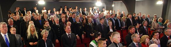 Bild: Nur wenige Pl&auml;tze blieben frei zum Neujahrsempfang im Eisleber Theater. Im Bild: Das Singen der "Bergbau-Nationalhymne", des Steigerliedes, erfolgt respektvoll im Stehen.