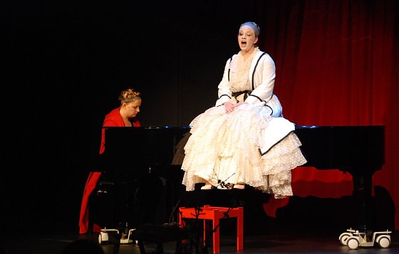 Bild: F&uuml;r einen stimmungsvollen Auftakt des Neujahrsempfangs im Theater der Kulturwerk gGmbH in Eisleben sorgten die Schauspielerinnen Michaela Dazian und Almut Liedke mit "Theater" von Katja Ebstein.