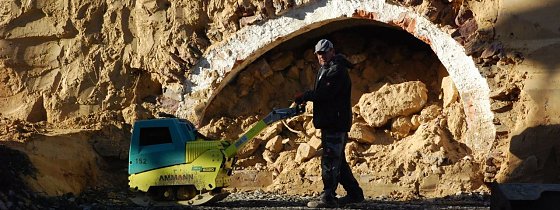 Bild: Stra&szlig;enbau in einem W&uuml;stengebiet? Nein, Bodenverdichtung auf einem Hinterhof des Hettstedter Freimarktes.