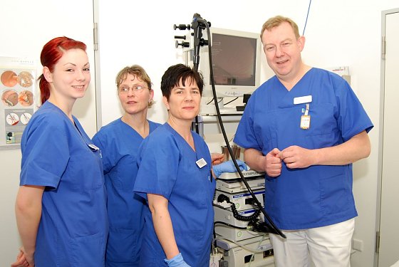 Bild: Dr. med. Gerd-Wilm Schute und sein Team. Im Hintergrund der CO&sup2;-Insufflator am Koloskopieger&auml;t.