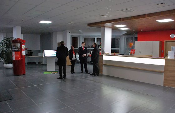 Bild: Gro&szlig;z&uuml;gig, top modern ausgestattet und nicht ohne schlichte Eleganz pr&auml;sentiert sich die Schalterhalle der Hettstedter Filiale der Kreissparkasse Mansfeld-S&uuml;dharz.