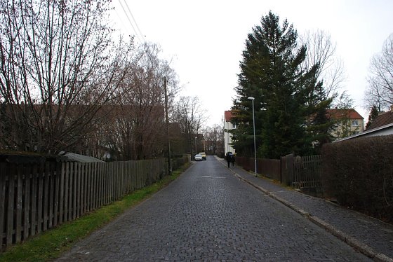 Bild: Die Stra&szlig;e "Am Kalten Graben" in Eisleben (hier von der Oberen Halleschen Stra&szlig;e aus gesehen) bleibt von morgen bis voraussichtlich Donnerstag wegen R&uuml;ckbauarbeiten voll gesperrt.