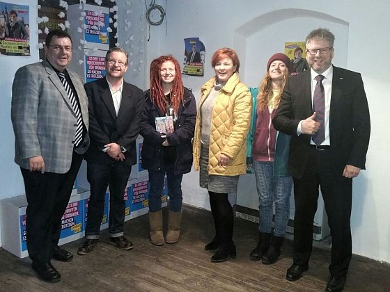 Bild: Ronja und Frauke Rieger (2. und 4. v. r.) reisen als Dank f&uuml;r &uuml;berragende ehrenamtliche Leistungen neben ihrem eigenen schulischen Programm f&uuml;r eine Woche nach London. Der FDP-Ortsverband Hettstedt spendierte es, da hier die Meinung herrscht: Wer Verantwortung &uuml;bernimmt, wird belohnt.