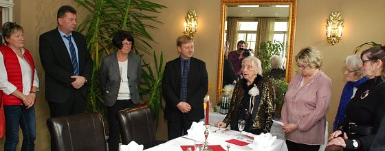 Bild: Im Wintergarten des Eisleber Hotels "Graf von Mansfeld" stie&szlig; Gisela Weser heute mit ihren G&auml;sten auf ihren 95. Geburtstag an.