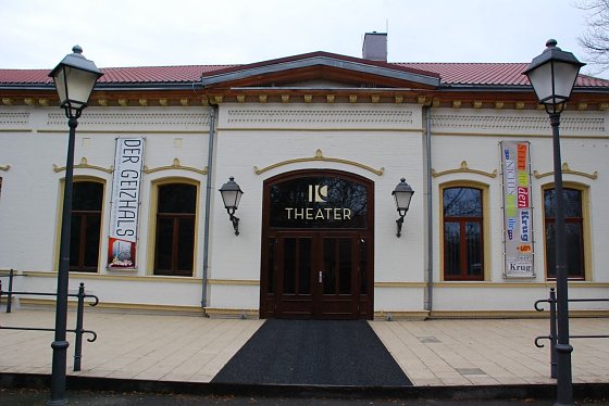 Bild: Das Theater in Eisleben gibt es seit mittlerweile 71 Jahren. Es hat seitdem manches verloren, aber nie den Kampf ums &Uuml;berleben und vor allem eines nicht: etwas vor seiner Frische. Hier arbeiten Schauspieler, die Power ohne Ende haben, und ein Team ambitionierter Theaterleute. Das M&auml;rzprogramm beweist es.
